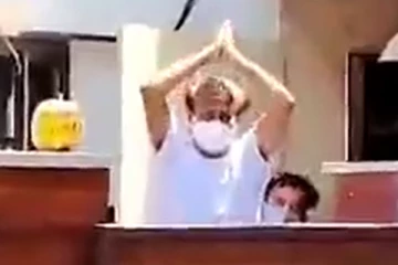 வீட்டின் முன் கூடிய ரசிகர்கள், திருமண நாளில் ரஜினி செய்த சூப்பர் விஷயம்