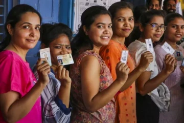 ஓட்டு போட்டால் தங்கம், நிலம், கார் - வாரி வழங்கும் வேட்பாளர்கள்