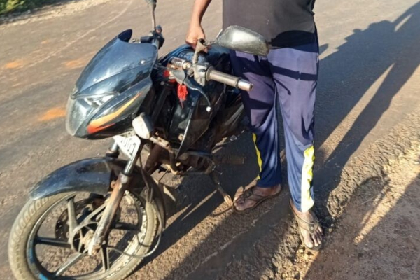 யாழில் இலஞ்சம் பெற்று மது அருந்தும் பொலிஸ் புலனாய்வாளர்கள்; குடித்து விட்டு கூத்தடிப்பு | Police Jaffna Drink Alcohol After Accepting Bribes