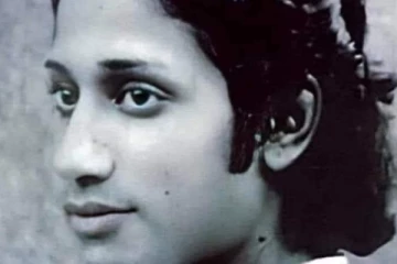 இந்த புகைப்படத்தில் இருக்கும் பிரபலம் யார் தெரியுமா..வாங்க தெரிஞ்சிக்கலாம்!!