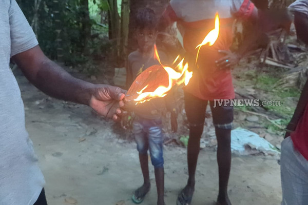 முல்லைத்தீவில் கிணற்றுக்குள் இருந்து வெளியேறும் மண்ணெண்ணெய் | Kerosene Seeping Out Of A Well In Mullaitivu
