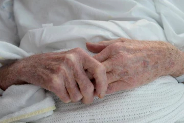 4ம் வகுப்பில் ஏன் அடித்தாய்? 52 ஆண்டுகளுக்கு பின் நண்பனை தாக்கிய முதியவர்கள்