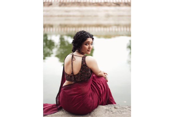 ரித்திகா சிங் ஒரே போட்டோஷுட் ஒட்டு மொத்த இளைஞர்களும் கவுந்துவிட்டனர், இதோ | Rithika Singh Latest Photoshoot