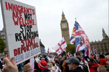 லண்டனில் நடைபெற்ற மிகப்பெரிய பேரணி: பொலிஸார் முகத்தில் குத்திய வன்முறையாளர்கள்