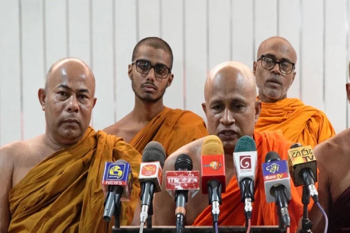 ஞானசார தேரருக்கு ஆதரவான நடவடிக்கைக்கு எதிராகப் போர்க்கொடி தூக்கிய மற்றொரு பிக்குகள் குழு | Monks Protest Colombo ஞானசார தேரருக்கு ஆதரவான நடவடிக்கைக்கு எதிராகப் போர்க்கொடி தூக்கிய மற்றொரு பிக்குகள் குழு | Monks Protest Colombo