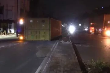 මහ පාන්දර හොරණ කොළඹ මාර්ගය දෙදරමින් අනතුරක් - එක් මංතීරුවක් අවහිරවී ඇති බව දන්වයි