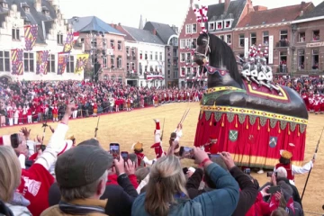 நடனமாடும் குதிரையைக் காண 86 ஆயிரத்திற்கும் மேல் திரண்ட மக்கள்!