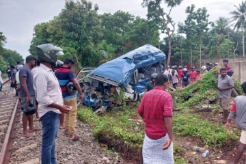 யாழில் புகையிரதத்துடன் மோதுண்டு குடும்பஸ்தர் பலி (Video)