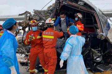 சீனாவில்    புல்லெட் ரெயிலை புரட்டிப்போட்ட  நிலச்சரிவு