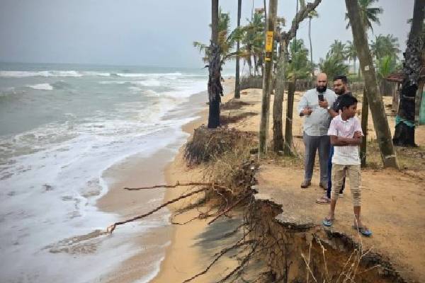 கடலரிப்பு குறித்து அஷ்ரப் தாஹிர் எம்.பி ஆய்வு! | Ashraf Tahir Mp Conducts Study On Sea Erosion கடலரிப்பு குறித்து அஷ்ரப் தாஹிர் எம்.பி ஆய்வு! | Ashraf Tahir Mp Conducts Study On Sea Erosion