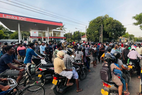 யாழ்.மாவட்ட  எரிபொருள் நிரப்பு நிலையங்களில்  அரச ஊழியர்கள் வெளியேற்றம்! | Discharge Of Government Employees In Jaffna
