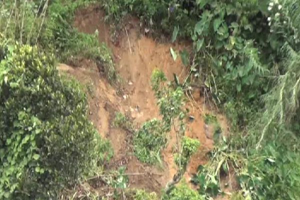 பொகவந்தலாவ பகுதியில் மண்சரிவு - 22 பேர் பாதிப்பு(Video) | Landslide Bogawantalawa 22 People Affected