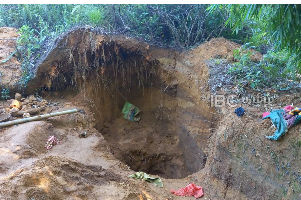 சட்டவிரோத இரத்தினக்கல் அகழ்வு - பரிதாபமாக உயிரிழந்த 22 வயது இளைஞன் (படங்கள்) | Illegal Gem Engaged Mound Earth Fell Died 22 Years