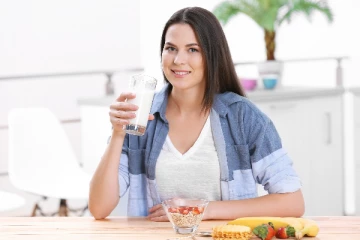 பாலுடன் இந்த 9 உணவுகளை மட்டும் சேர்த்து சாப்பிடாதீங்க.. விஷமாக மாறிவிடுமாம்