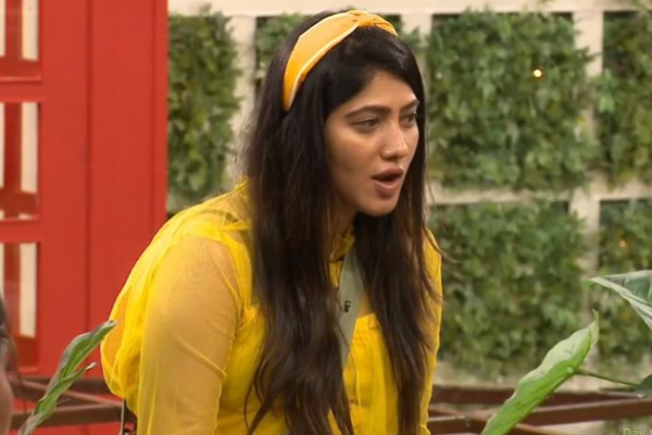 பக்காள பிளேனுடன் இருக்கும் ஜூலி.... மூக்குடைப்பட்ட அசிங்கம்! இது தேவையா? | Bigg Boss Ultimate