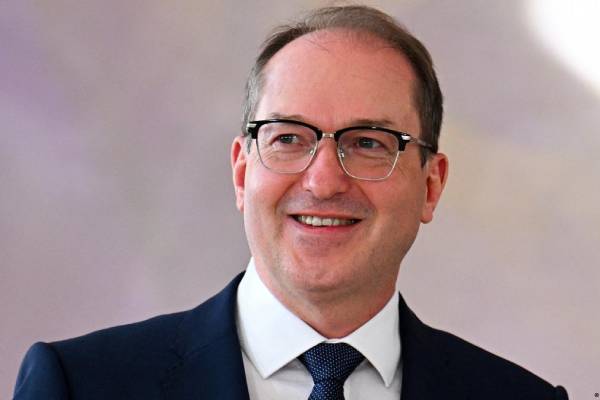 ஜேர்மனியில் பாதியாக குறைந்த புகலிடக்கோரிக்கைகள்: அமைச்சர் விளக்கம் | Asylum Applications Drop In Germany By Halfin 2025 ஜேர்மனியில் பாதியாக குறைந்த புகலிடக்கோரிக்கைகள்: அமைச்சர் விளக்கம் | Asylum Applications Drop In Germany By Halfin 2025