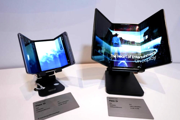 Samsung tri-fold phone debut in October 2025