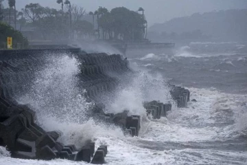 வெளிநாடொன்றில் கரையை கடந்த சூறாவளி: 3 பேர் பரிதாபமாக உயிரிழப்பு! வீடியோ
