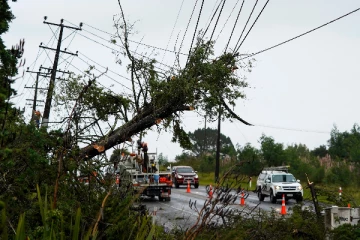 நியூசிலாந்தில் பயங்கர சூறாவளி; குடும்பங்களை பிரிந்து ஆயிரக்கணக்கானோர் தவிப்பு!