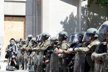 அமெரிக்காவில் வெடிக்கும் ஆர்பாட்டங்கள் ; இராணுவவீரர்களை குவித்த ட்ரம்ப்