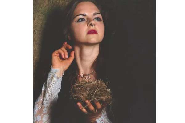 சிறுத்தையுடன் கவர்ச்சியாக போஸ் கொடுத்த மாடல் அழகிக்கு நேர்ந்த கதி!.. அதிர்ச்சி சம்பவம் | Model Bitten In Face By Leopard During Photoshoot