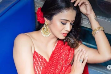 இரயிலில் இப்படியொரு போஸ்!! சேலையில் படுகிளாமர் லுக்கில் விஜே அஞ்சனா..