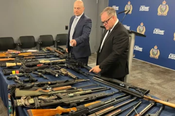 மனிடோபாவில் ஆயுதங்களுடன் ஐந்து பேர் கைது