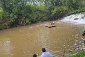 කෙසෙල්ගමු ඔයේ ඛේදවාචකය - මිතුරන් සමඟ දිය නාමින් සිටි පාසල් සිසුවෙක් එක්වරම අතුරුදහන්