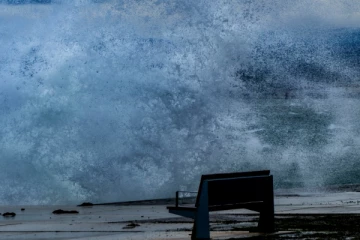 பிரான்ஸ் கடற்கரையில் உடைந்து கிடந்த படகு: அதில் பயணித்த பிரித்தானியர் எங்கே?