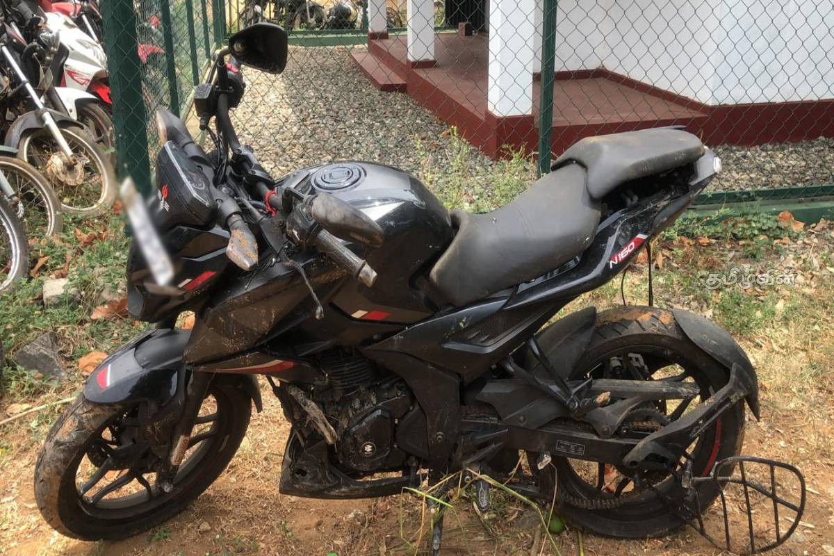 கிளிநொச்சியில் விபத்து! இளைஞன் சம்பவ இடத்திலேயே பலி | Vavuniya Accident கிளிநொச்சியில் விபத்து! இளைஞன் சம்பவ இடத்திலேயே பலி | Vavuniya Accident