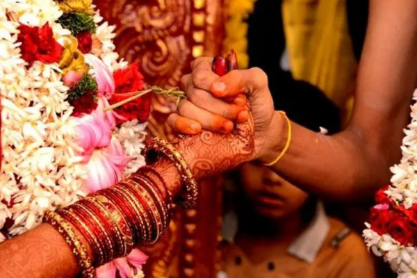 திருமணமான இளம் பெண்ணிடம் தரகர் செய்த முகம் சுழிக்க வைக்கும் செயல் ; தமிழர் பகுதியில் சம்பவம் | Broker Misbehaves With Married Tamil Woman