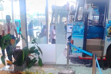 பஸ் கட்டுப்பாட்டை இழந்ததால் ஐந்து பேர் காயம்