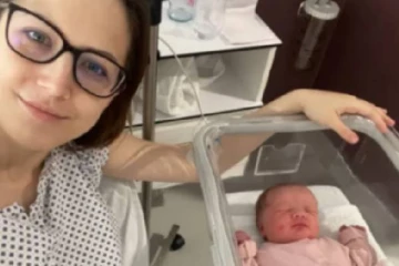 இரண்டு பிறப்புறுப்புகளுடன் பிறந்த பெண்! குழந்தையை பெற்றெடுத்தார்