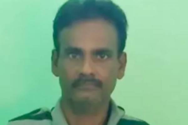 பள்ளி மாணவர்களை கட்டாயப்படுத்தி உடற்கல்வி ஆசிரியர் செய்த காரியம் - அதிர்ச்சி தகவல் - தமிழ்நாடு