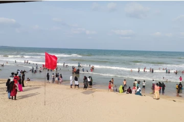 கடலில் குளிக்கச் சென்றவர்களுக்கு நிகழ்ந்த வீபரிதம்! இருவர் மீட்பு - ஒருவர் மாயம் (Photos)