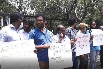 அதியுயர் வலயங்கள் பிரகடனம்! கொழும்பில் நீதிமன்றத்தின் முன் ஒன்றுகூடிய போராட்டக்காரர்கள் (Video)