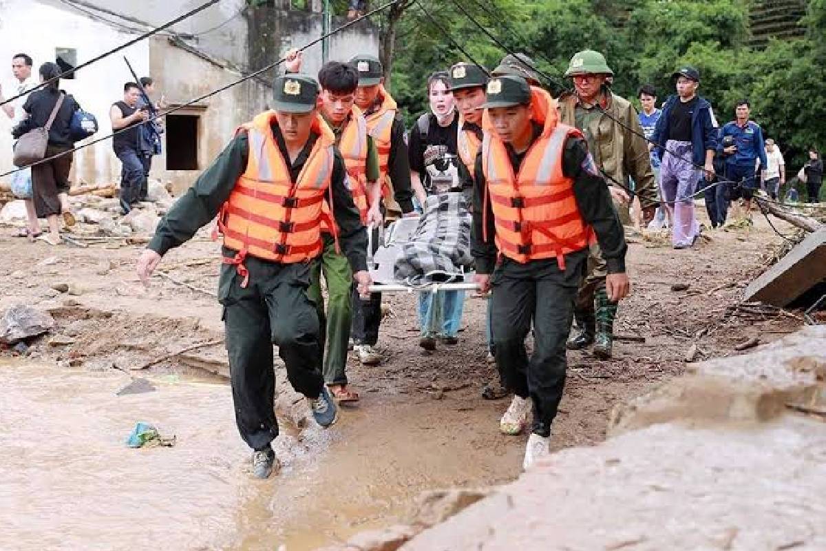 வியட்நாமில் கடும் வெள்ளப்பெருக்கு: 4 பேர் உயிரிழப்பு | Severe Flooding In Vietnam 4 Dead வியட்நாமில் கடும் வெள்ளப்பெருக்கு: 4 பேர் உயிரிழப்பு | Severe Flooding In Vietnam 4 Dead