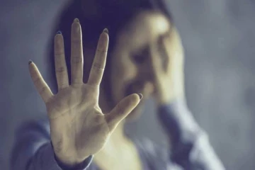 நண்பரின் படுக்கையறைக்கு மனைவியை அனுப்பிய கணவன் - வீடியோ எடுத்து ரசித்த பயங்கரம்