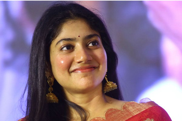 முன்னணி நடிகை சாய் பல்லவி மீது புகார் - திரையுலகமே பரபரப்பு | Complains Against Actress Sai Pallavi