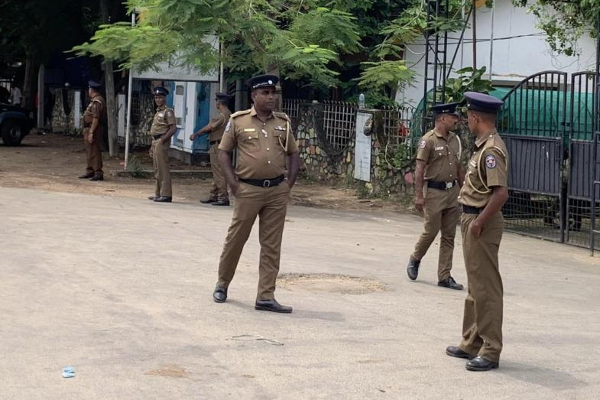 வீட்டை விற்க காத்திருந்தவருக்கு அதிகாரிகளாக வந்து அதிர்ச்சி கொடுத்த நபர்கள் | Fake Customs Officers Shock Home Selle