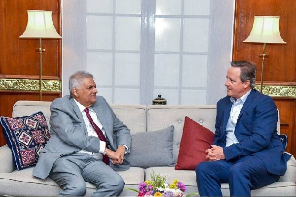 சாதாரண மனிதராக இலங்கை வந்த டேவிட் கெமரூன்! | Former British Prime Minister On Tour In Sri Lanka