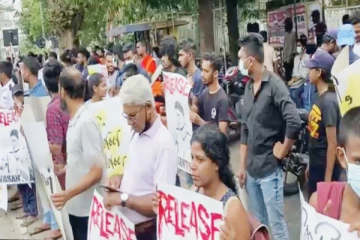 நீதிமன்ற வளாகத்திற்கு முன்பாக போராட்டத்தில் குதித்த பல்கலைக்கழக மாணவர்கள்!