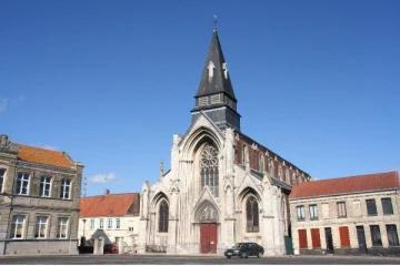 பிரான்சில் பழங்கால தேவாலயம் தீயில் எரிந்து நாசம்., இடிந்து விழுந்த மணிக்கூண்டு