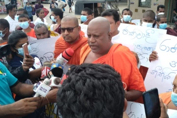 அரசாங்கத்திற்கு எதிர்ப்பு தெரிவித்து கிழக்கில் பௌத்த துறவிகள் ஆர்ப்பாட்டம் (Photos)