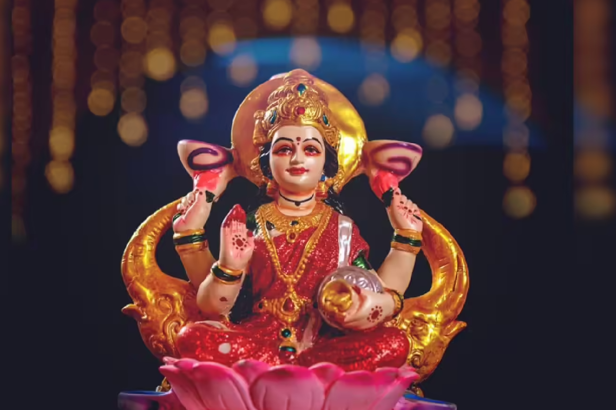 மகாலட்சுமி நம் வீடுகளில் நிரந்தரமாக தங்க பின்பற்ற வேண்டிய 8 குறிப்புகள் | 8 Things To Attract God Lakshmi Blessings