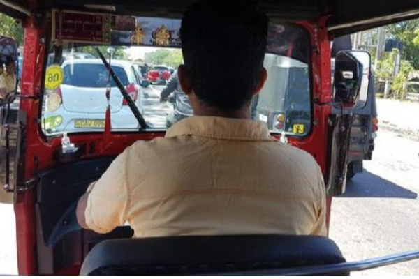 சுற்றுலாப் பயணிகளிடம் பண மோசடி; பொலிஸாரின் பிடியில் சாரதி | Tourist Money Fraud In Sri Lanka சுற்றுலாப் பயணிகளிடம் பண மோசடி; பொலிஸாரின் பிடியில் சாரதி | Tourist Money Fraud In Sri Lanka