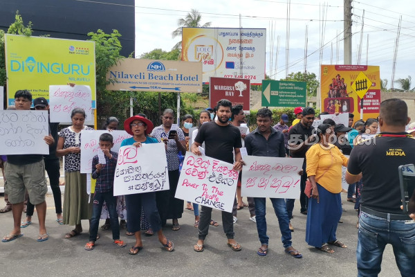 போராட்டகளமாக மாறிய இலங்கை: அரசாங்கத்திற்கு எதிராக வீதிக்கு இறங்கிய மக்கள் (Photos) | Protest In Tricomalee