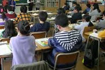 ஆசிரியரை அடித்து துவைத்த மாணவர்கள்: அப்படியென்ன தவறு செய்தார் தெரியுமா?