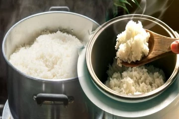 சில வேளைகளில் சமைக்கும் போது அரிசி வேகாமல் போவதற்கு இது தான் காரணமா? இனி செய்யாதீங்க!