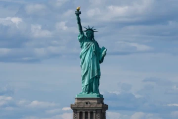 சுதந்திர தேவி சிலையைத் திருப்பிக் கொடுங்கள்: பிரான்ஸ் கோரிக்கையால் சர்ச்சை